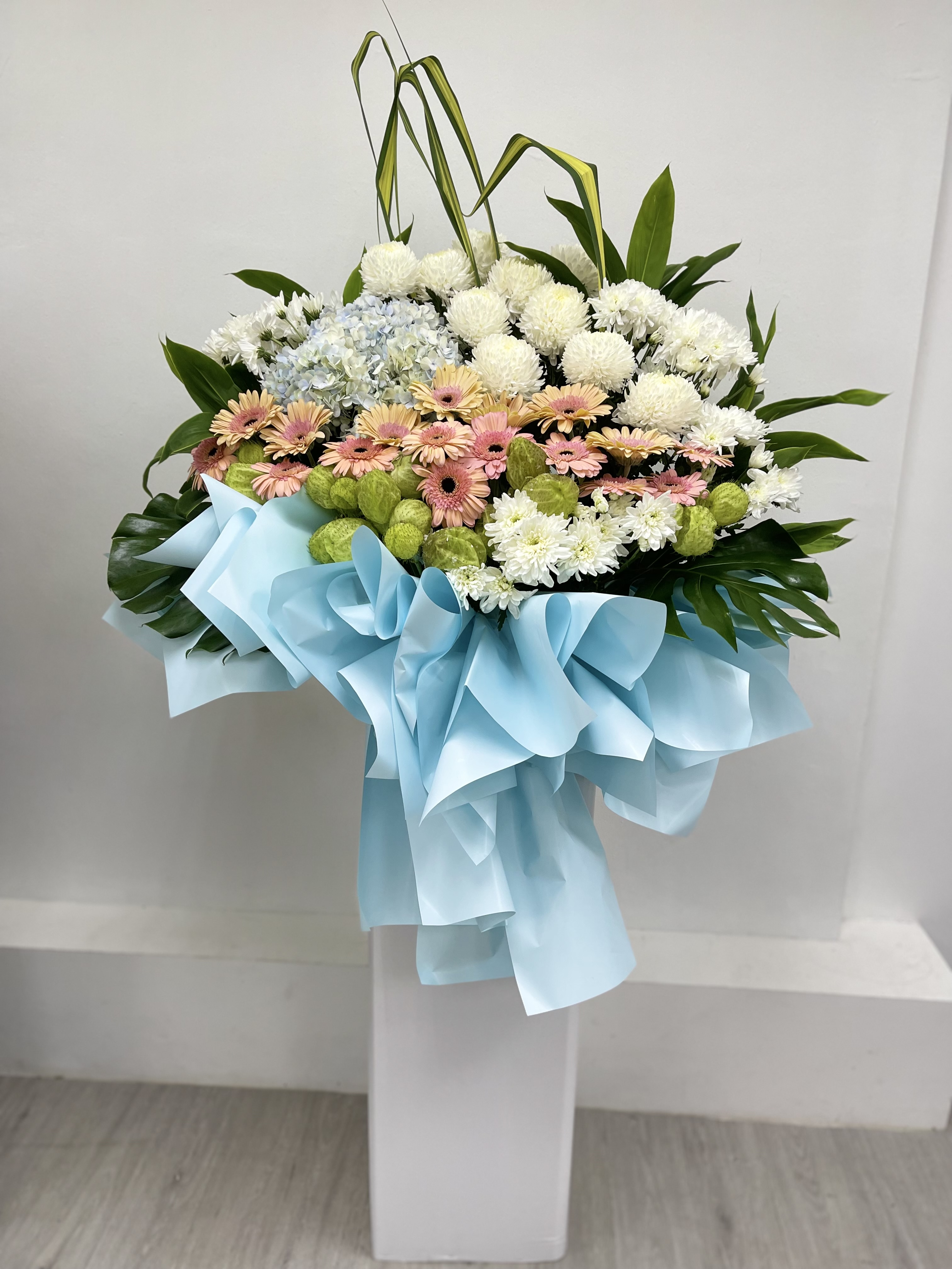 Wintergreen Flower PLT | FLOWER ARRANGEMENT - Sympathy Stands